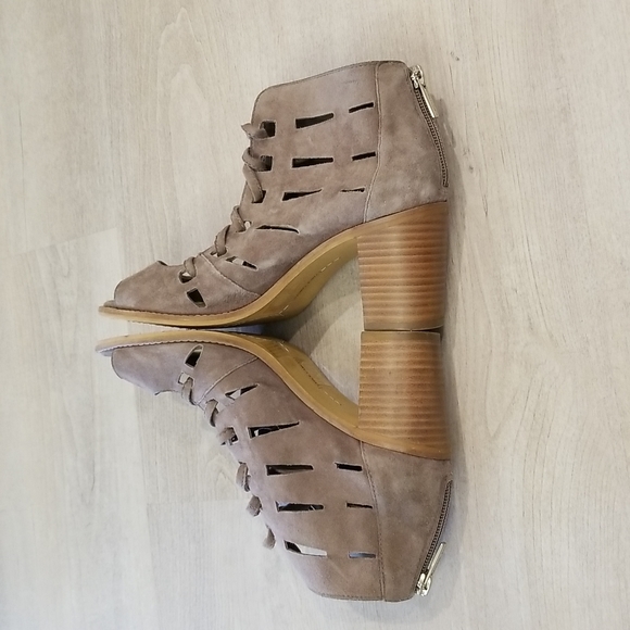 Vince Camuto Tressa Perforated Lace Up Sandal 6.5M - Picture 7 of 10